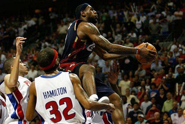  詹姆斯生涯总分突破四万大关  