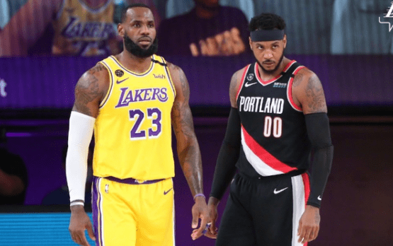  詹姆斯复出砍三双率队逆转  